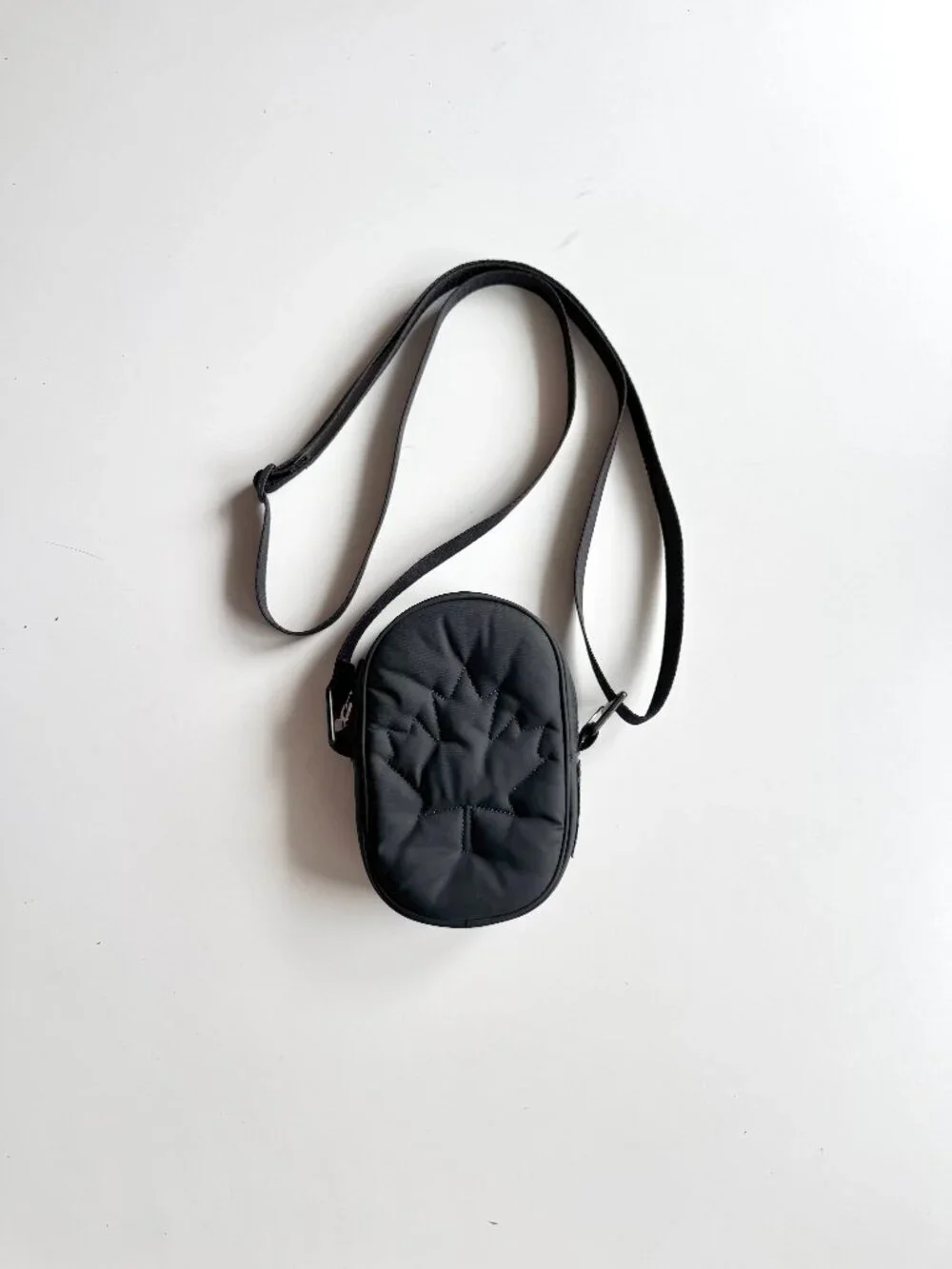 lululemon black belt bag canada Athletica Everywhere Bag, Black, 7.5 x 5 x 2 inches Clothing, Shoes & Accessories Crested Everywhere Belt Bag -